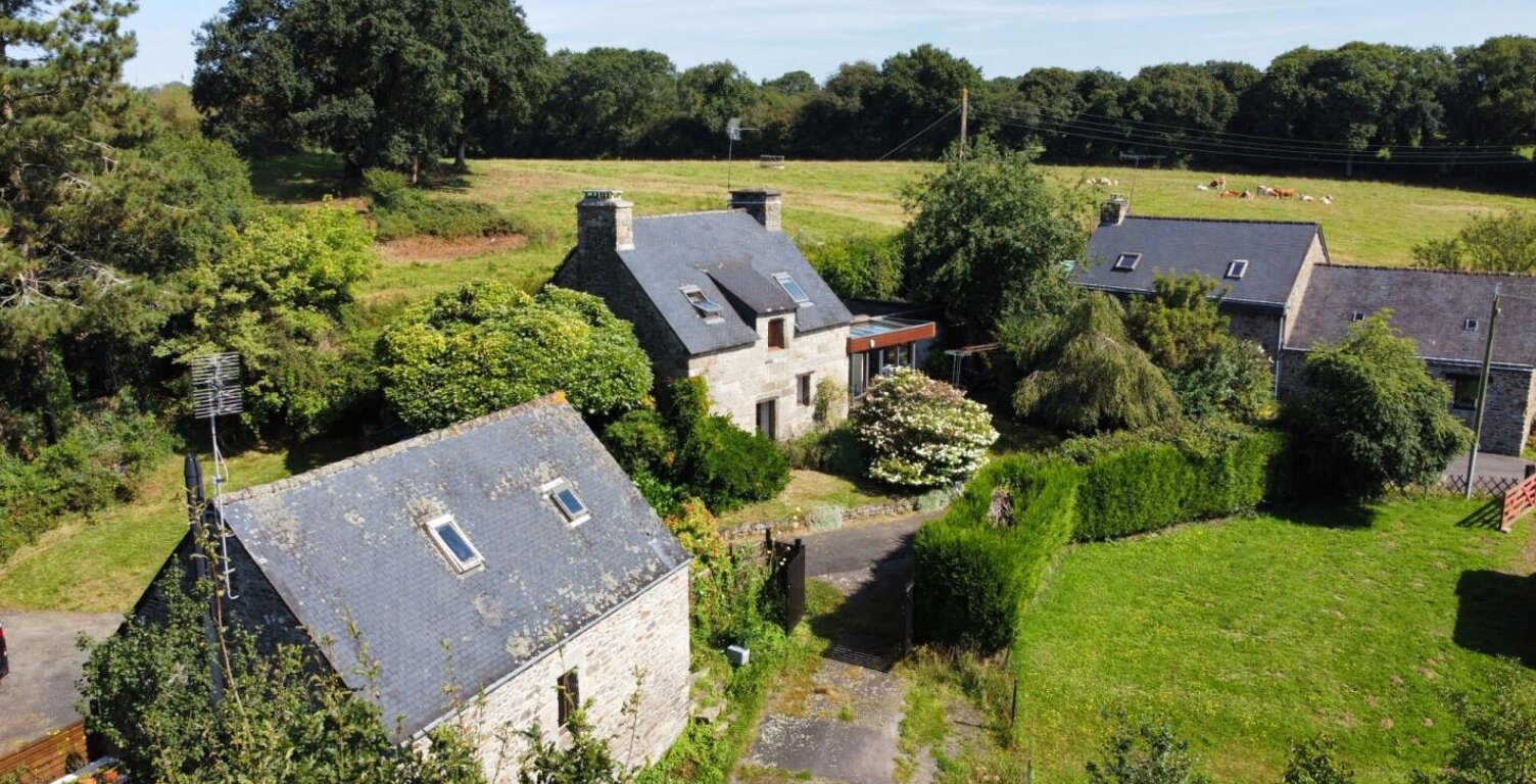 Propriété de caractère avec 3 habitations, étang privé et terrain de 5 714 m² — photo 1