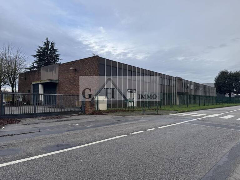 A vendre 3000m2 de locaux d'Activités — photo 1