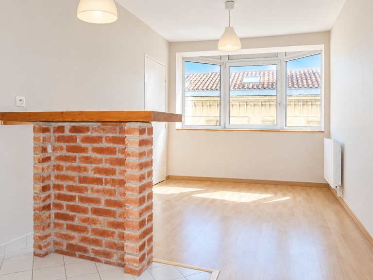 Barrière St Genès - Bergonié - T2 (40m2) avec place parking. — photo 1
