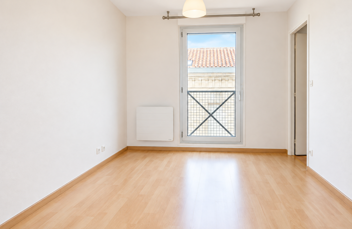 Barrière St Genès - Bergonié - T2 (40m2) avec place parking. — photo 2