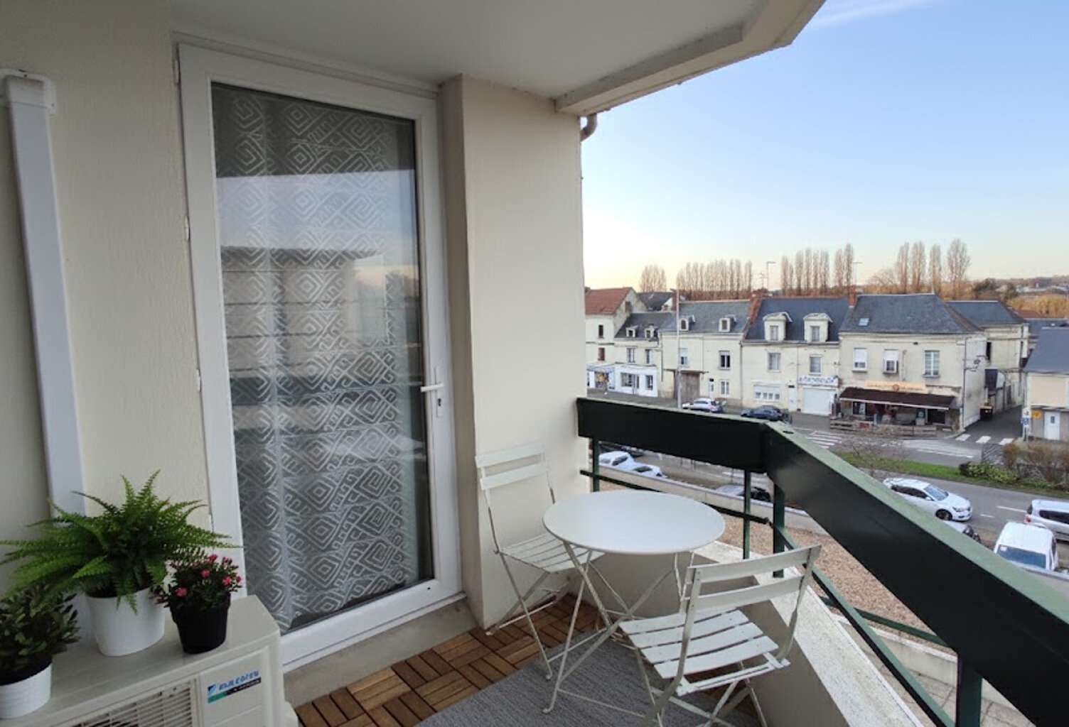 BEL APPARTEMENT AVEC BALCON PROCHE CENTRE VILLE — photo 1