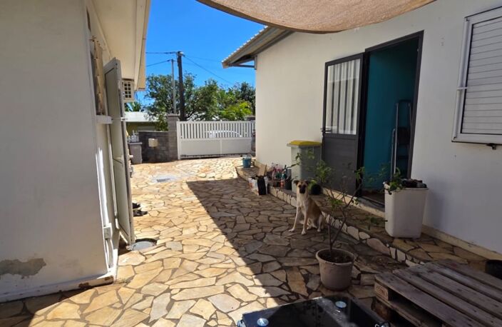 SAINTE CLOTILDE (974) A vendre Maison 6 pièces de 92 m² rénovée entièrement + dépendance T2 sur parcelle de 411 m² — photo 3