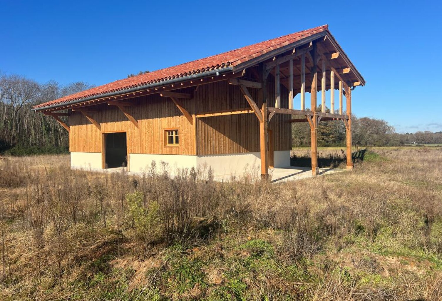 Vaste terrain constructible à vendre avec dépendance neuve — photo 1