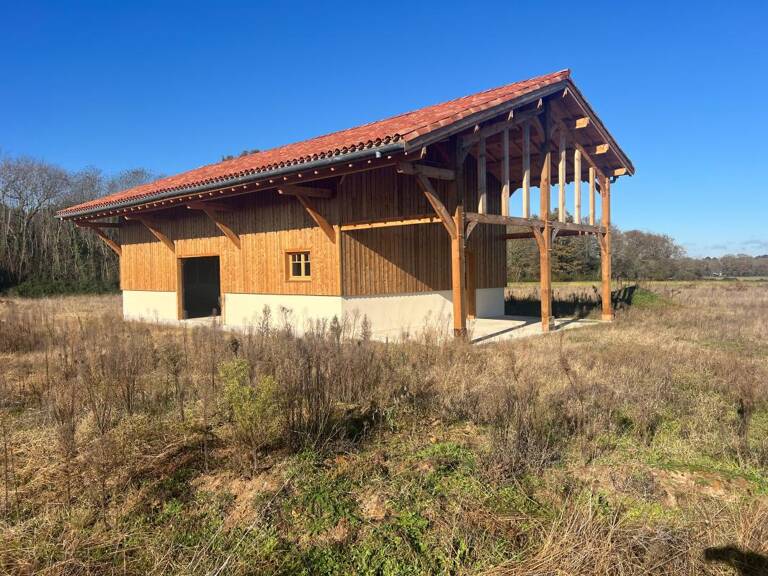 Vaste terrain constructible à vendre avec dépendance neuve — photo 1