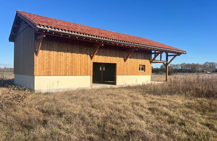 Vaste terrain constructible à vendre avec dépendance neuve — photo 2