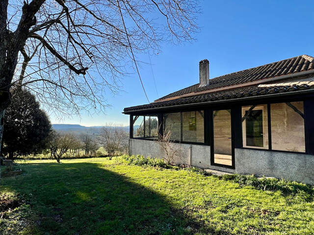 Maison de campagne en pierre , très belle vue position dominante — photo du bien