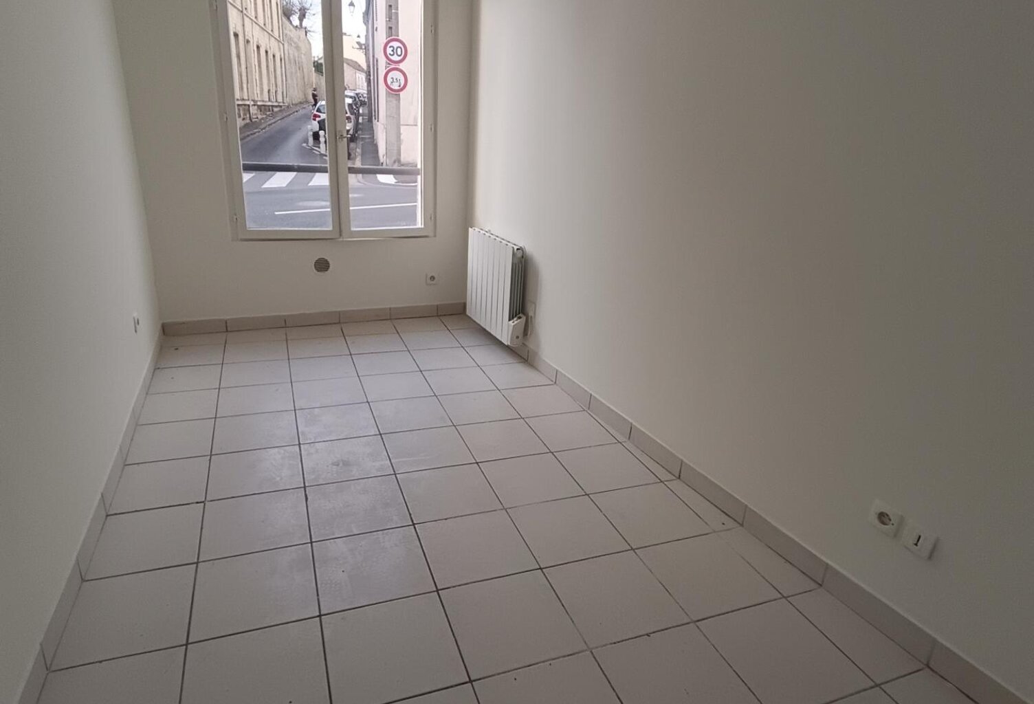 STUDIO TRIBUNAL PONTOISE TRES FAIBLES CHARGES — photo 1