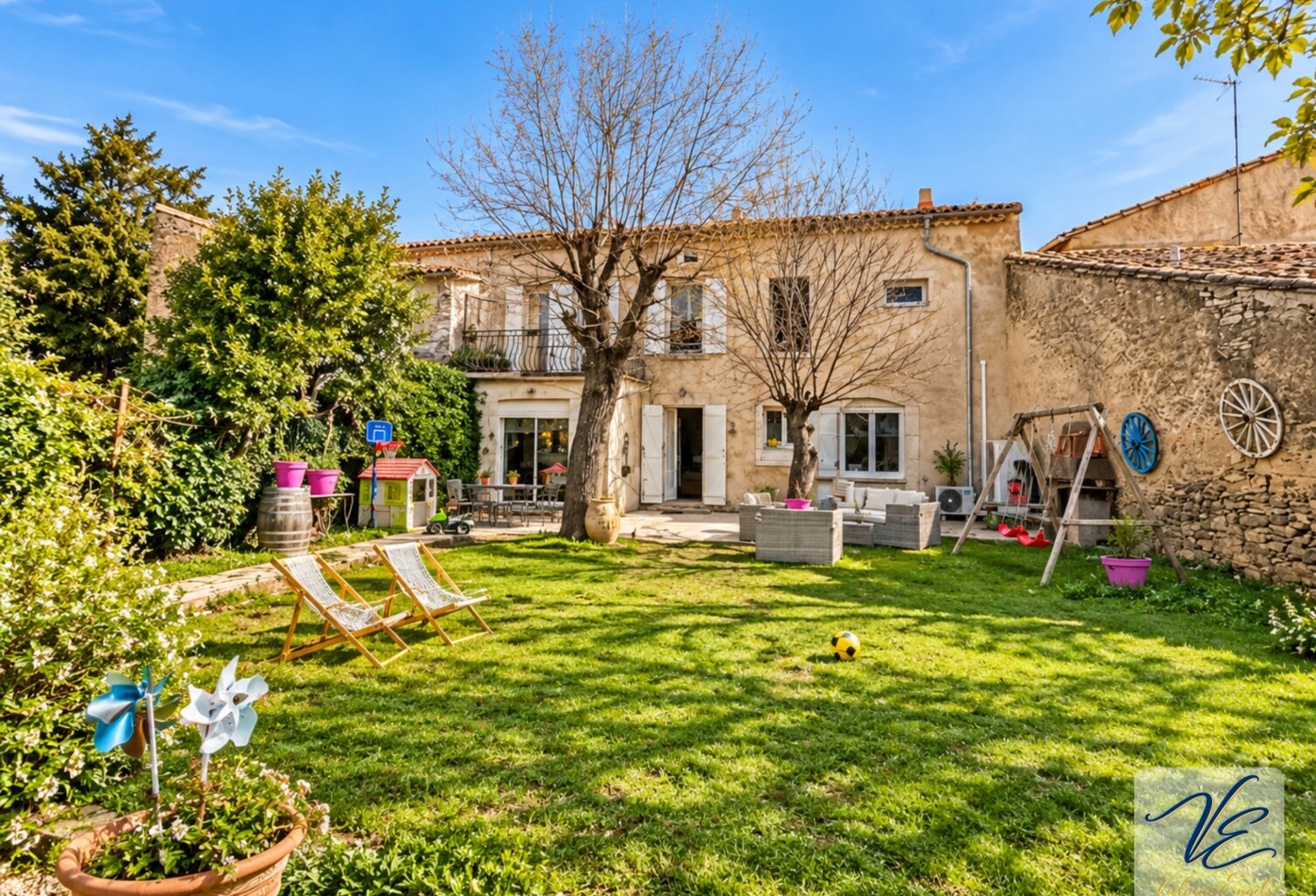 À AZILLE – MAISON BOURGEOISE RÉNOVÉE DE 259 M² AVEC 5 CHAMBRES, JARDIN PISCINABLE, PUITS ET GARAGE — photo 1