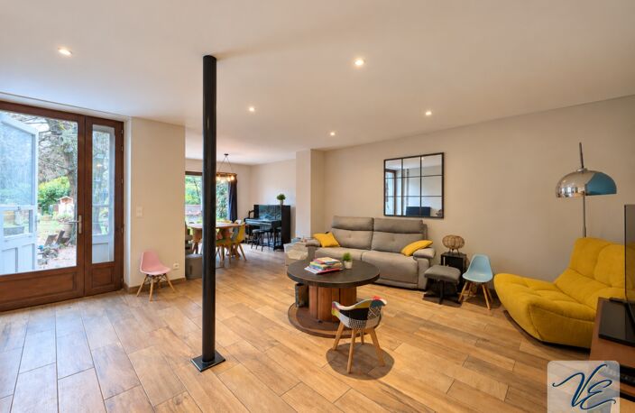 À AZILLE – MAISON BOURGEOISE RÉNOVÉE DE 259 M² AVEC 5 CHAMBRES, JARDIN PISCINABLE, PUITS ET GARAGE — photo 2