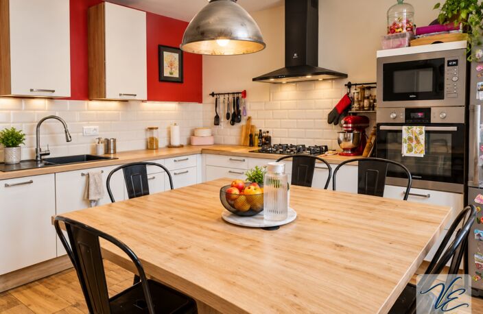 À AZILLE – MAISON BOURGEOISE RÉNOVÉE DE 259 M² AVEC 5 CHAMBRES, JARDIN PISCINABLE, PUITS ET GARAGE — photo 4