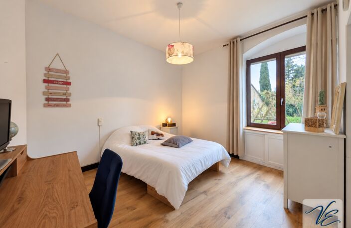 À AZILLE – MAISON BOURGEOISE RÉNOVÉE DE 259 M² AVEC 5 CHAMBRES, JARDIN PISCINABLE, PUITS ET GARAGE — photo 5