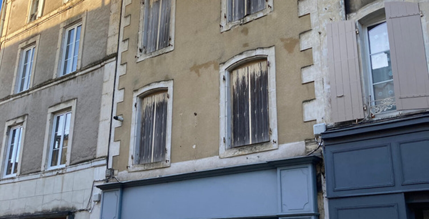 Dpt Charente (16), à vendre RUFFEC immeuble - Surface totale 330 m² environ, Surface habitable 176,37 m² — photo 1