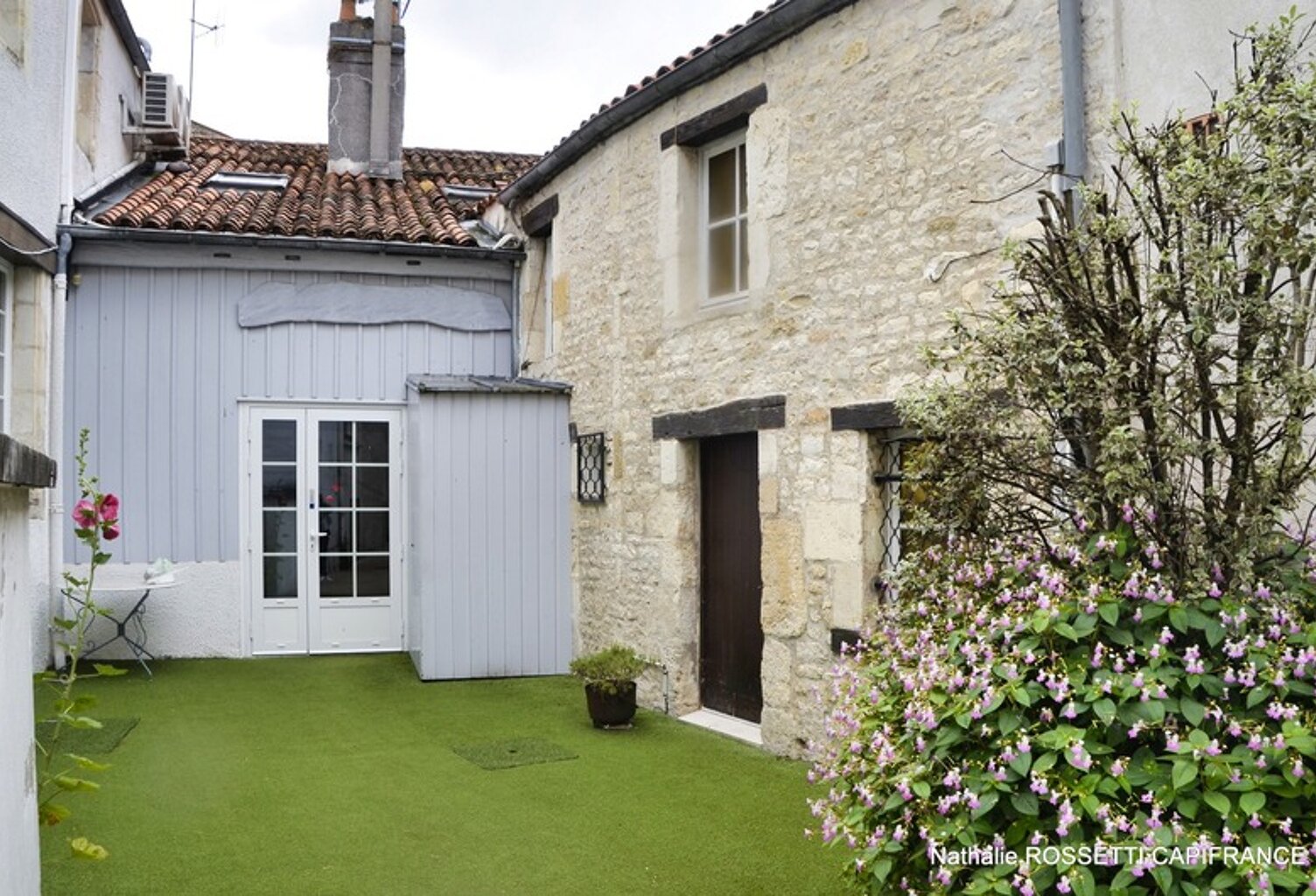 Maison à vendre  SURGERES (17) Ensemble immobilier de 120 m² hab. à remettre au goût du jour! — photo 1