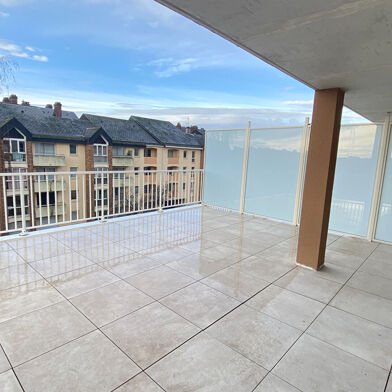 Appartement 3 pièces 884 €