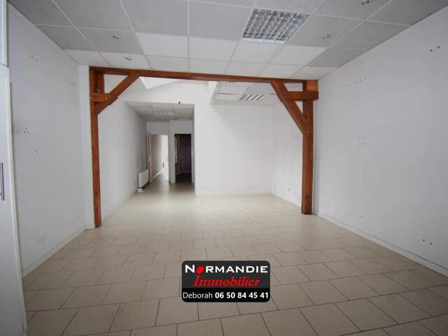 Ensemble immobilier mixte - local commercial et appartement — photo du bien
