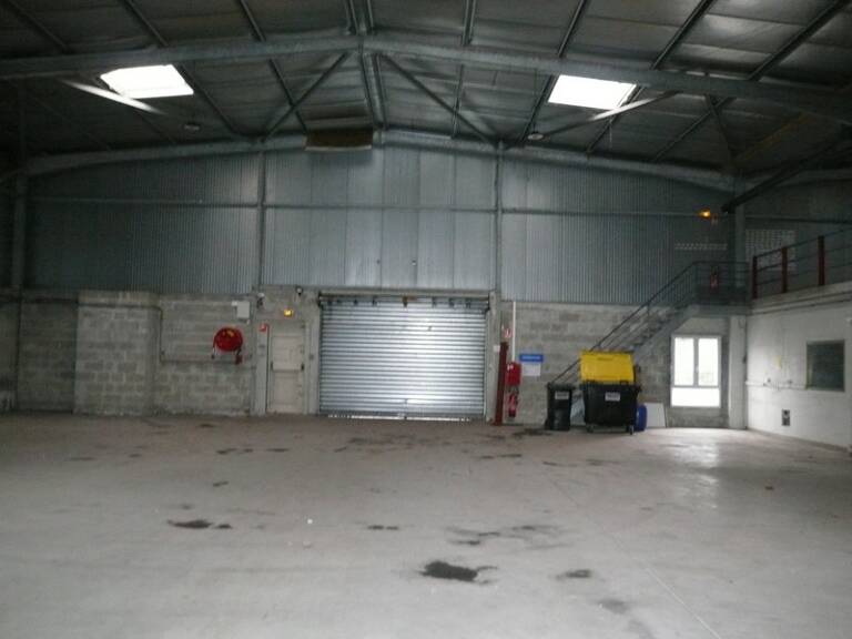 ⚜ A LOUER CHATEAUBERNARD Zone Commercial Local Bureau ⚜ — photo 1