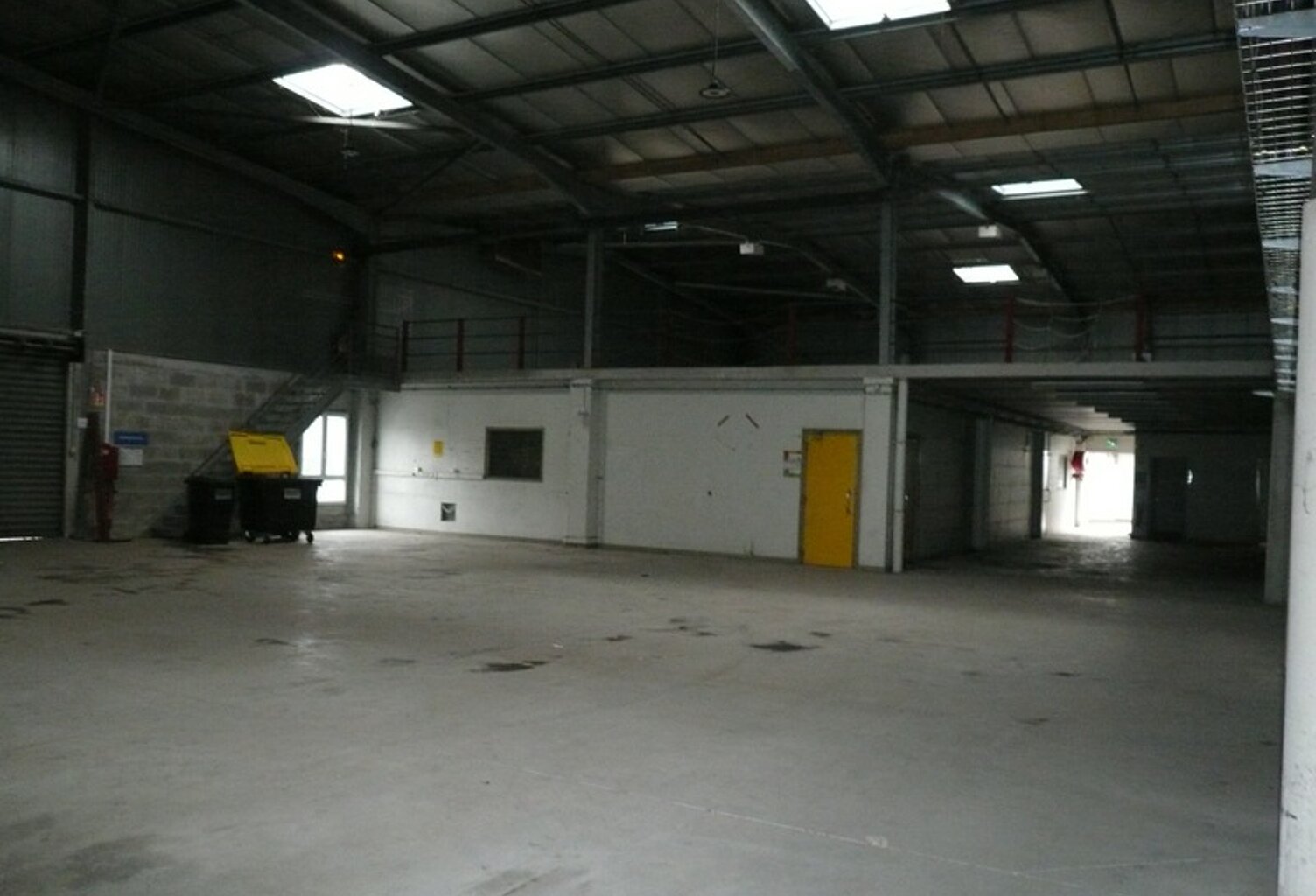 ⚜ A LOUER CHATEAUBERNARD Zone Commercial Local Bureau ⚜ — photo 1