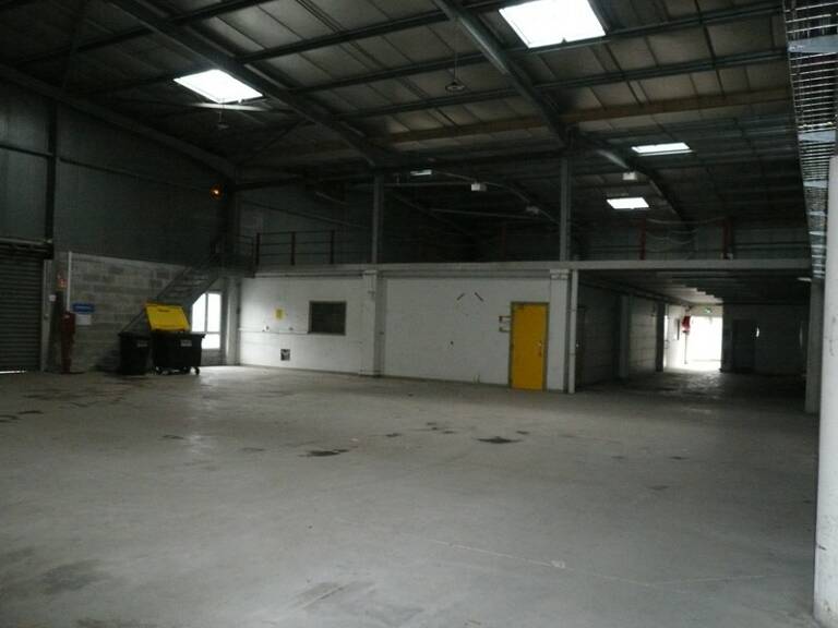 ⚜ A LOUER CHATEAUBERNARD Zone Commercial Local Bureau ⚜ — photo 1
