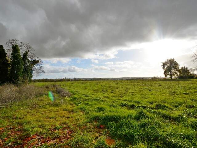 Grand terrain à construire - Situation hameau - Campagne — photo du bien
