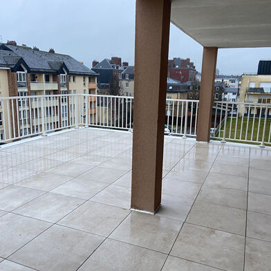 Appartement 3 pièces 858 €