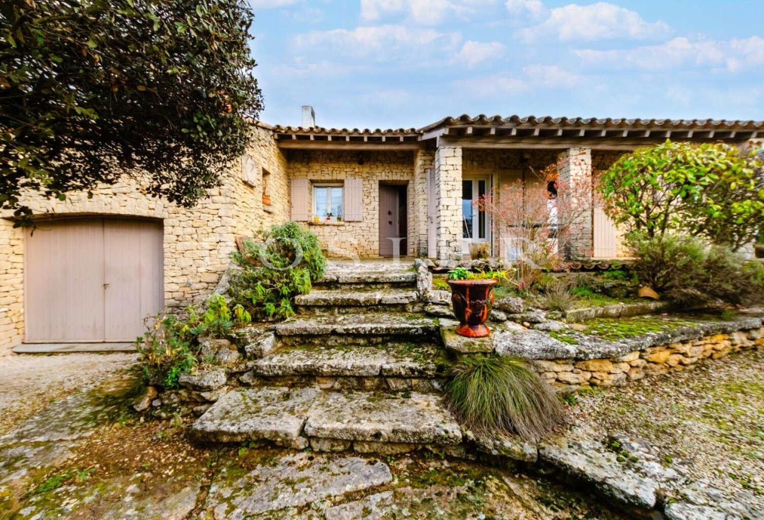Hameau de Gordes, maison en pierres avec terrain constructible — photo 1
