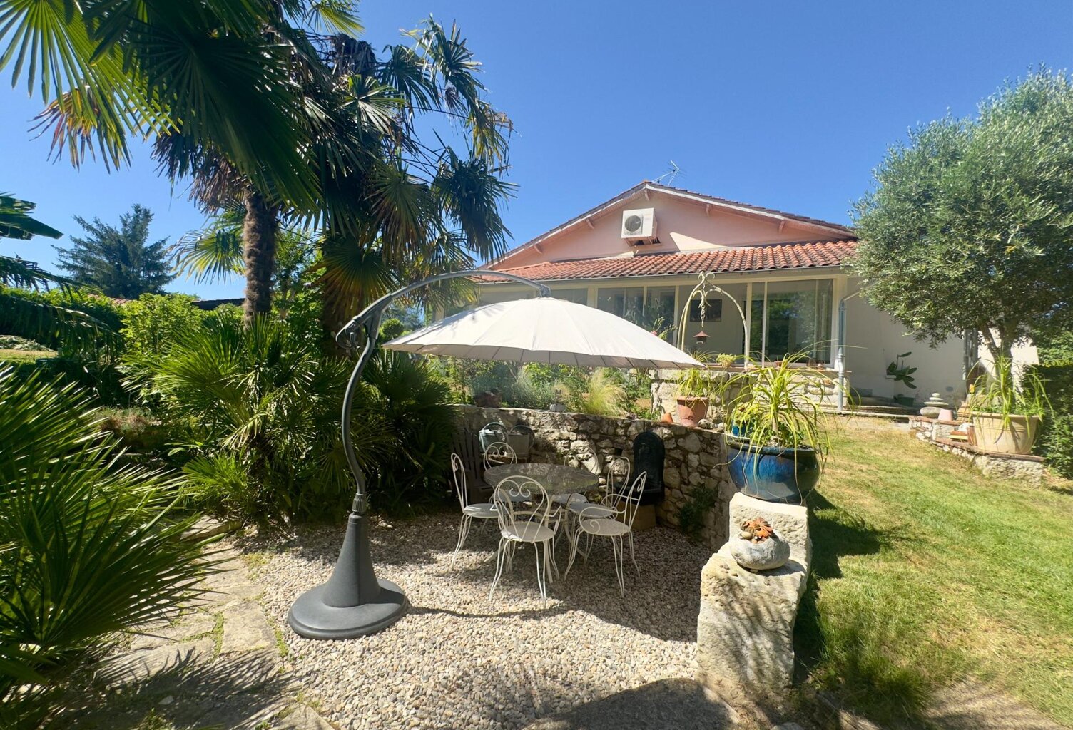 Maison rénovée avec charmant jardin arboré — photo 1