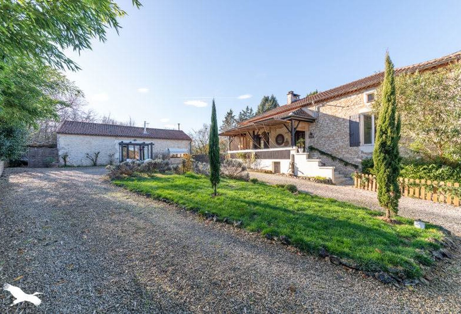 Maison en pierre de 8 pièces principales — photo 1