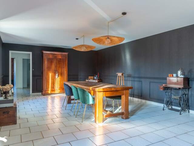 Maison en pierre de 6 pièces principales — photo du bien