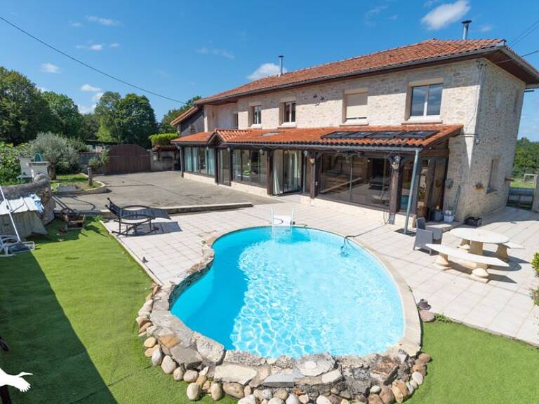 Maison en pierre de 8 pièces principales — photo 1
