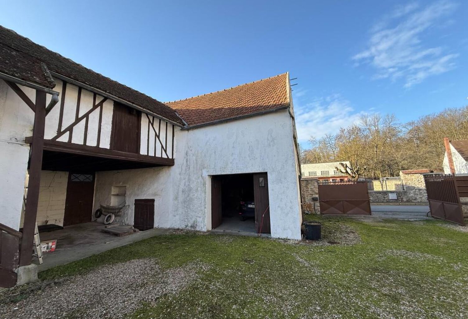 LIVERDY EN BRIE (77) - Grange 120m² à aménager — photo 1