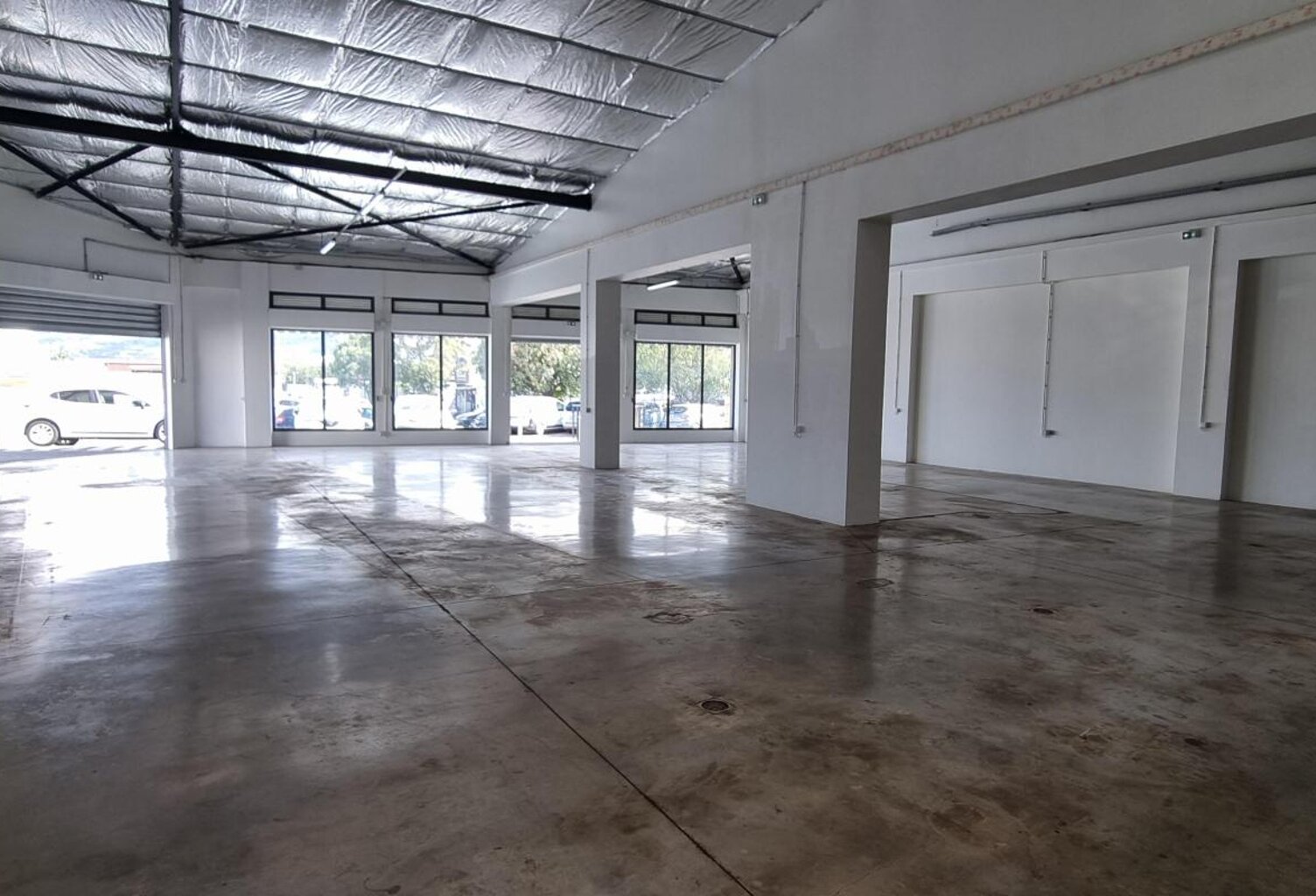 A LOUER LOCAL DE 285M² ENV ZONE BEL AIR ST LOUIS — photo 1