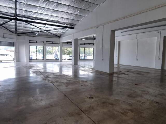 A LOUER LOCAL DE 285M² ENV ZONE BEL AIR ST LOUIS — photo du bien