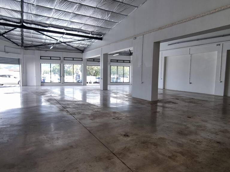 A LOUER LOCAL DE 285M² ENV ZONE BEL AIR ST LOUIS — photo 1