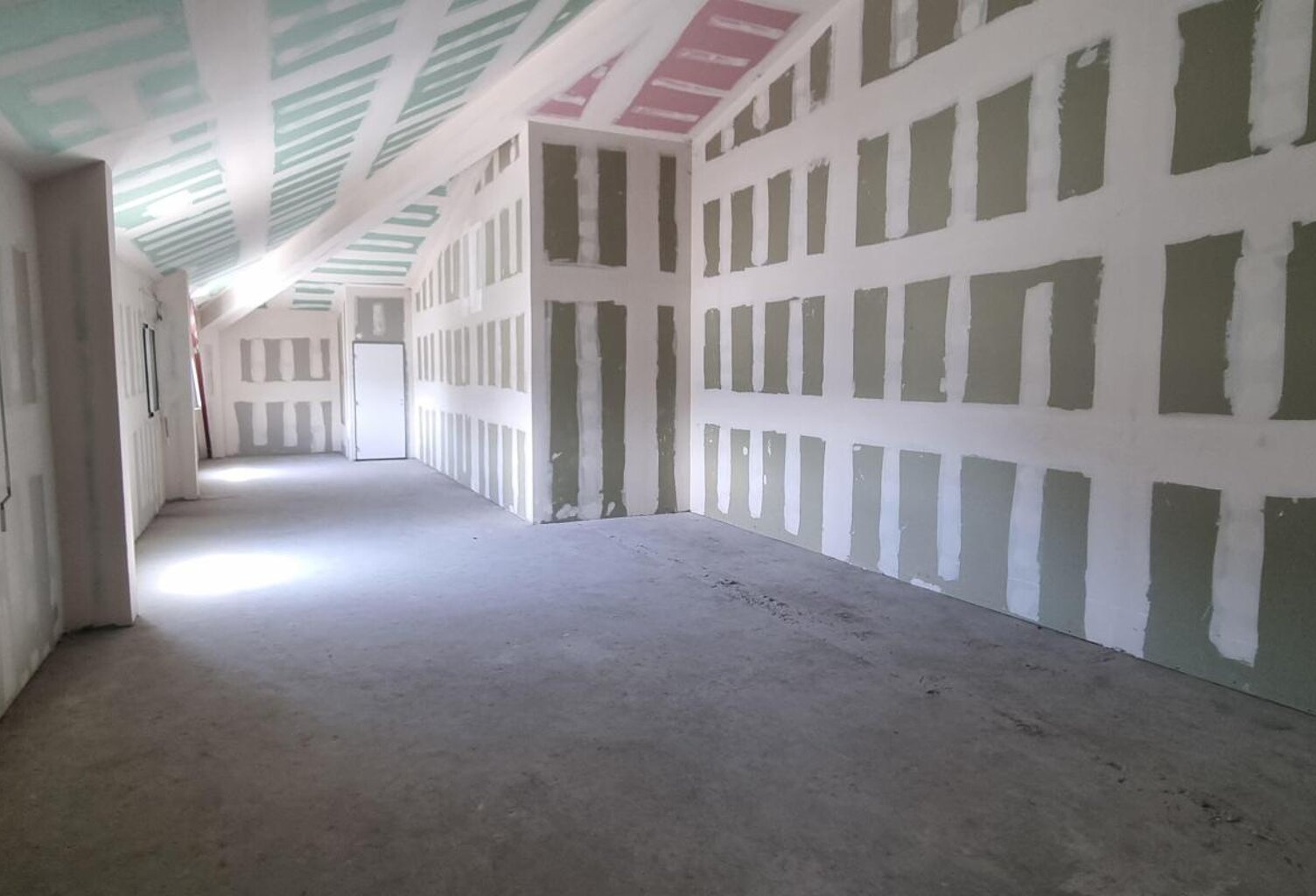 A LOUER LOCAL DE 170M² A ETAGE ZAC CANABADY ST PIERRE — photo 1