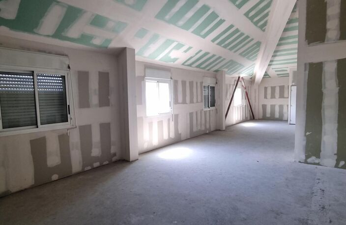 A LOUER LOCAL DE 170M² A ETAGE ZAC CANABADY ST PIERRE — photo 2