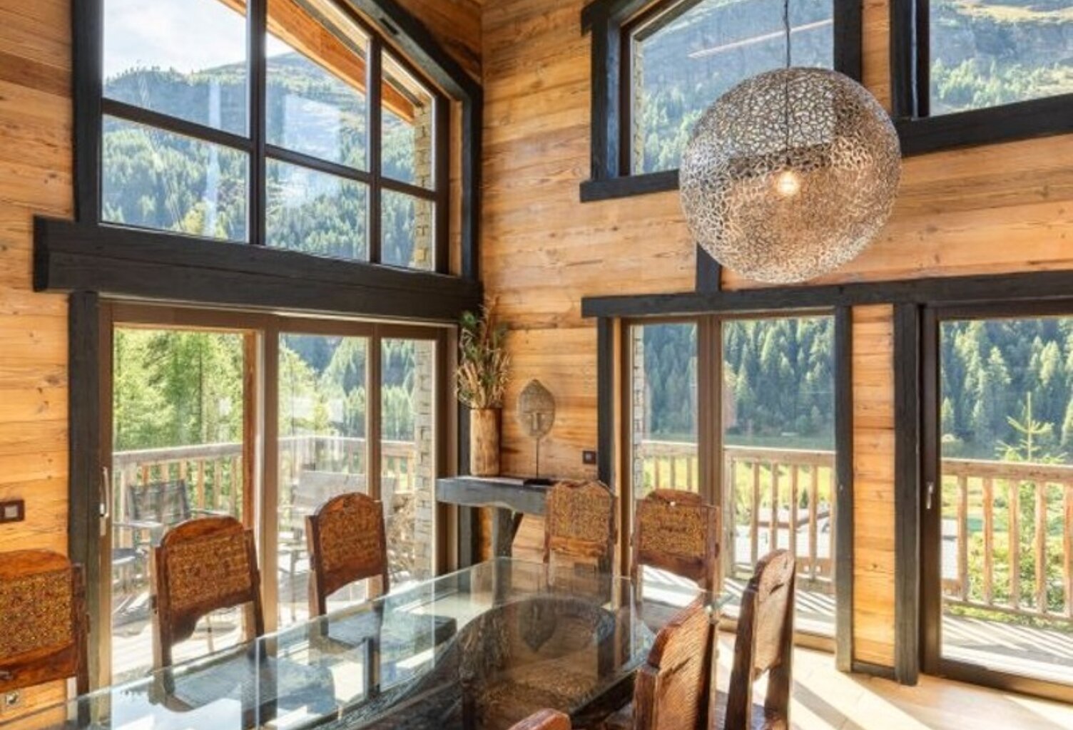 ENSEMBLE ALPIN ULTRA-PREMIUM de 3 400 m² à TIGNES (73) 5 Chalets haut de gamme , accès ski au pied, vue, piscine — photo 1