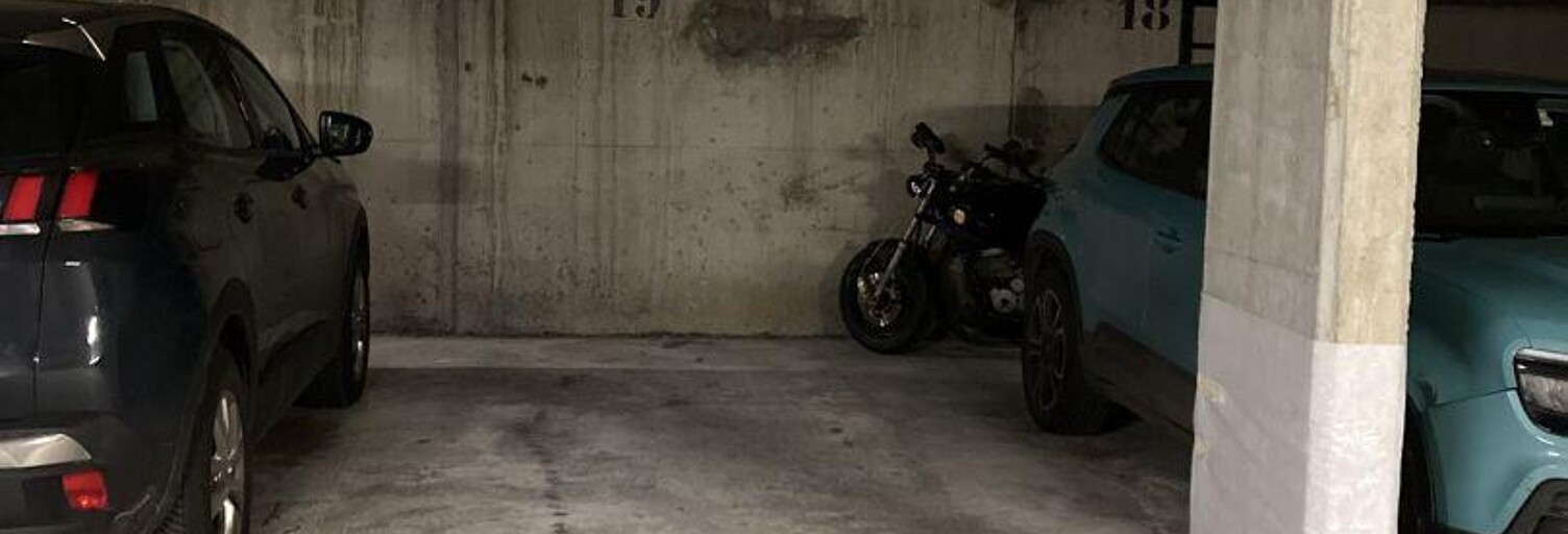 Garage  12 m² à louer à Garches (92380)