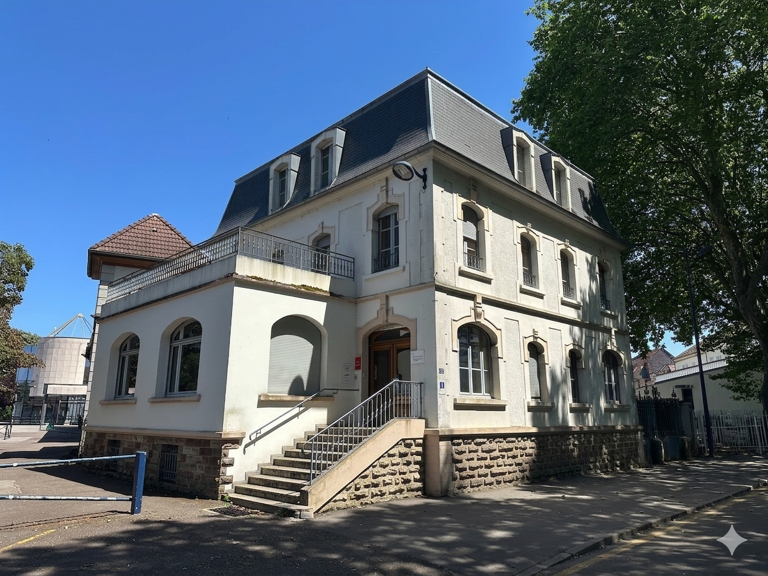 Vente immeuble caractère 14 pièces à usage de bureaux LURE — photo 1