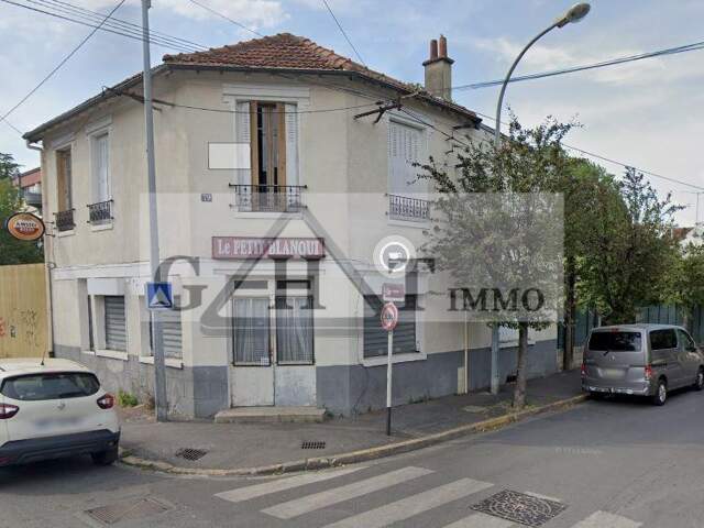Local commercial 214 m² proche RER — photo du bien