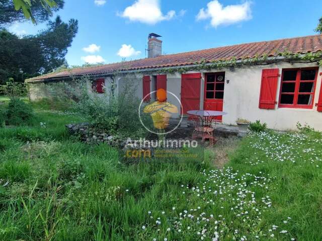 Charmante longère atypique en pierre de 107m² avec piscine et dépendances — photo du bien
