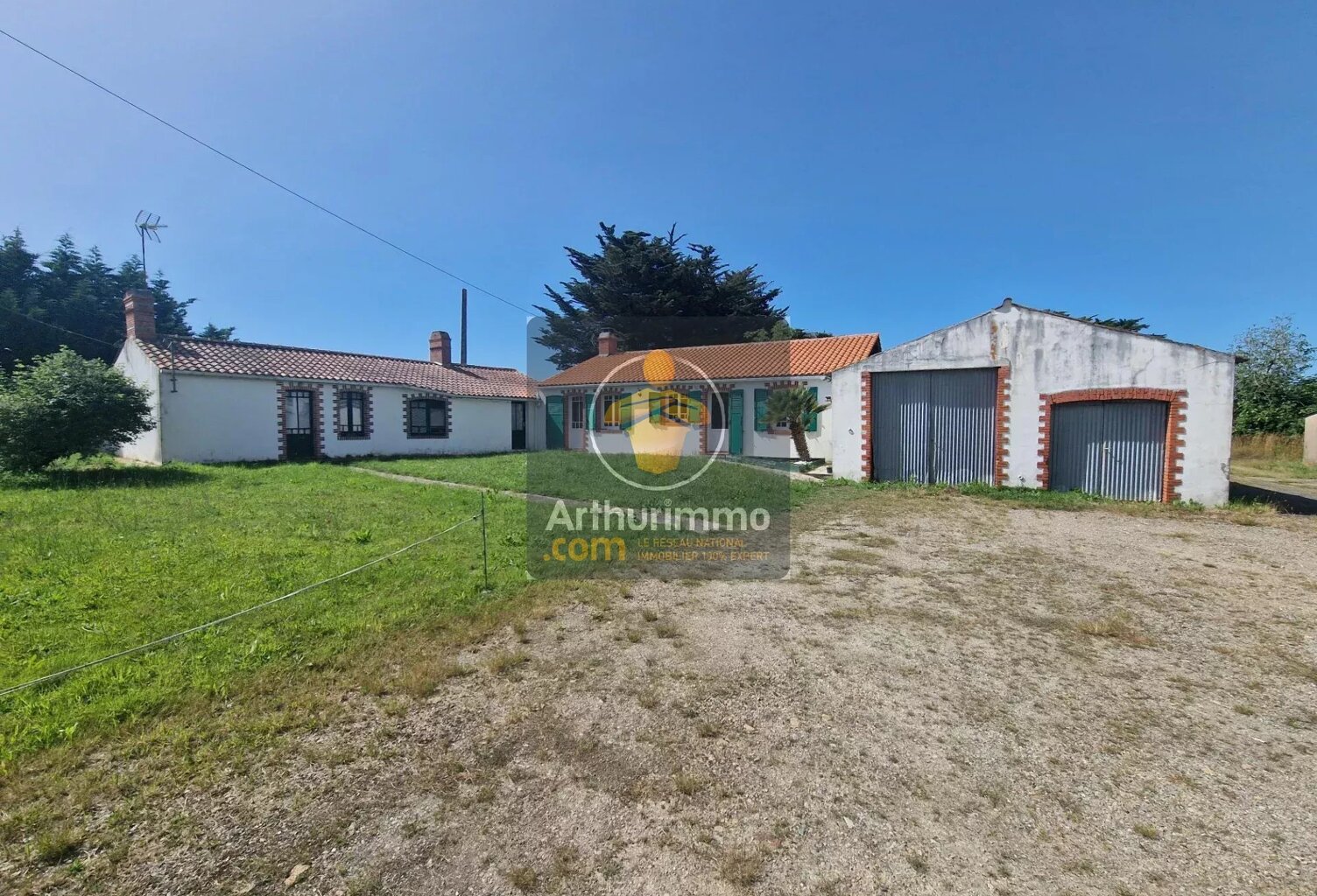 Propriété avec bâtiments sur 1 hectare à plus 100m d'une habitation — photo 1