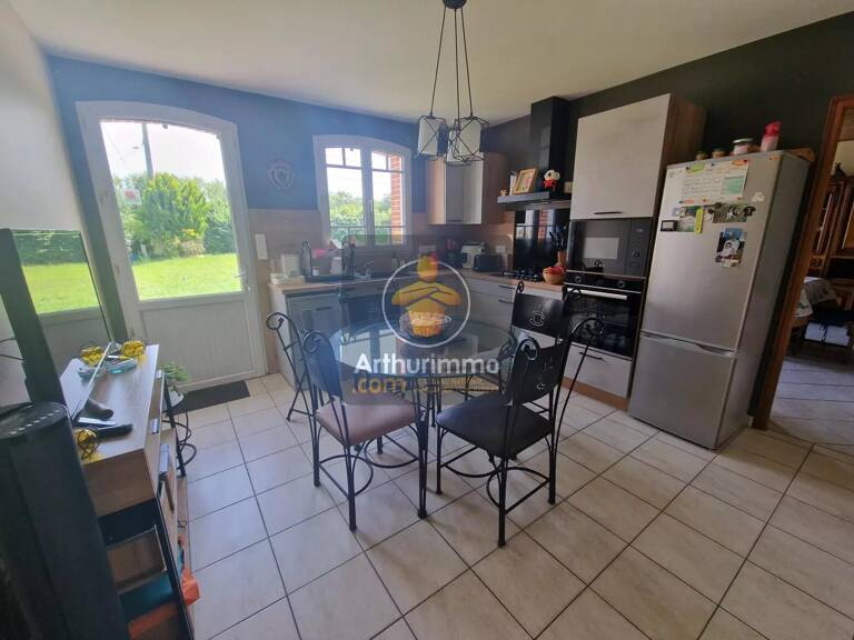 Propriété avec bâtiments sur 1 hectare à plus 100m d'une habitation — photo 1