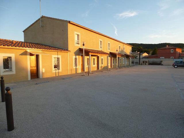 A Louer - appartement à Chateauneuf-Les-Martigues T3 de 62.40 m2, avec 2 places de stationnement, jardinet — photo du bien