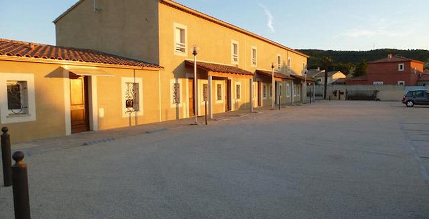 A Louer - appartement à Chateauneuf-Les-Martigues T3 de 62.40 m2, avec 2 places de stationnement, jardinet — photo 1