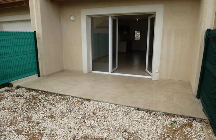 A Louer - appartement à Chateauneuf-Les-Martigues T3 de 62.40 m2, avec 2 places de stationnement, jardinet — photo 3