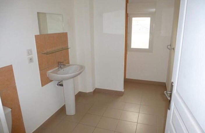 A Louer - appartement à Chateauneuf-Les-Martigues T3 de 62.40 m2, avec 2 places de stationnement, jardinet — photo 5