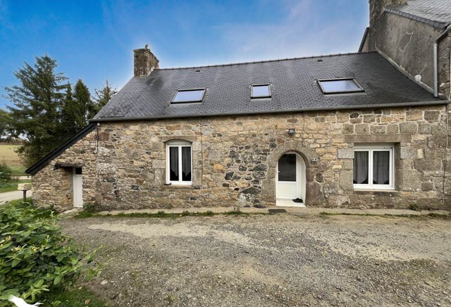 Maison en pierre de 3 pièces principales — photo 1