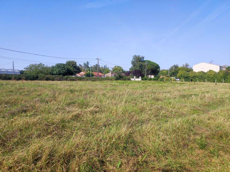 Terrain à bâtir – Gémozac (17) — photo 1