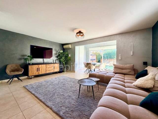 Fréjus – Rare triplex avec jardin, piscine et double garage — photo du bien