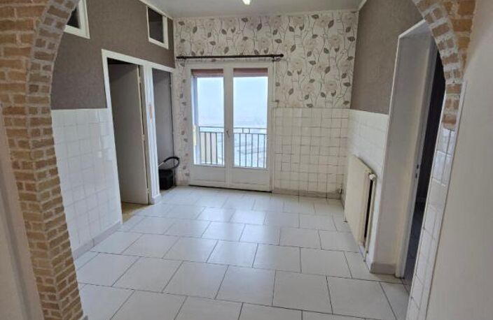 Maison de ville avec potentiel ? Rue calme, proche établissements scolaires — photo 3